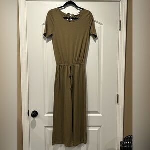 Zenana cropped jumpsuit size small, olive